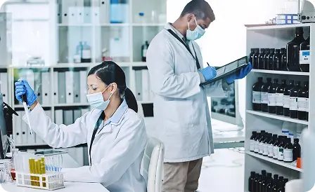 Equipo de PROMEFARM en instalaciones modernas de distribución farmacéutica